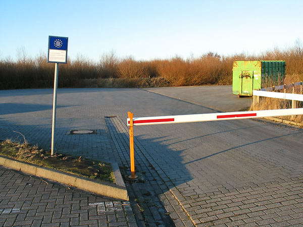 Platz mit Schranke und Müllcontainer Platz mit Schranke und Müllcontainer