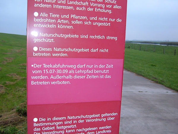 Hinweisschild mit Erläuterungen zum Schutzgebiet Hinweisschild mit Erläuterungen zum Schutzgebiet
